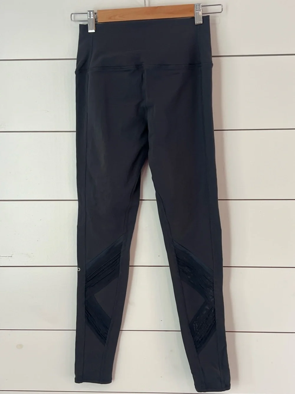 ALO Yoga Linear Striated gray High-Rise Leggings‎